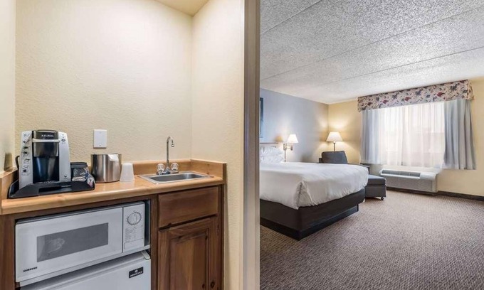Palm Valley Hotel | Outdoor Adventure! Comfy Unit Near Attractions, Pool, Breakfast, Free Wifi