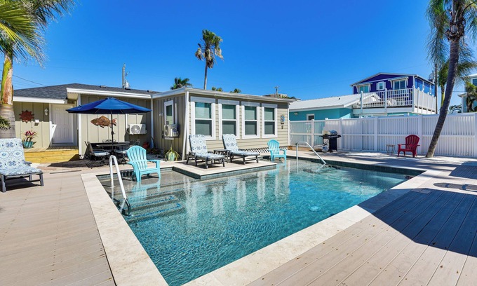 Bradenton Beach House | Outdoor Bar & Heated Pool: Bradenton Beach Home