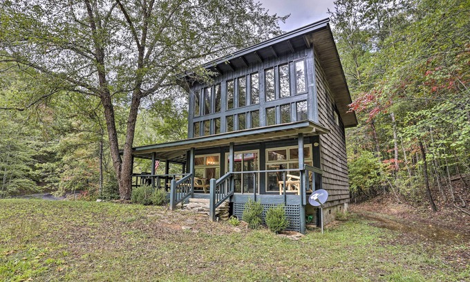 Mineral Bluff Cabin | Outdoor Dining & Fire Pit: Mineral Bluff Getaway!