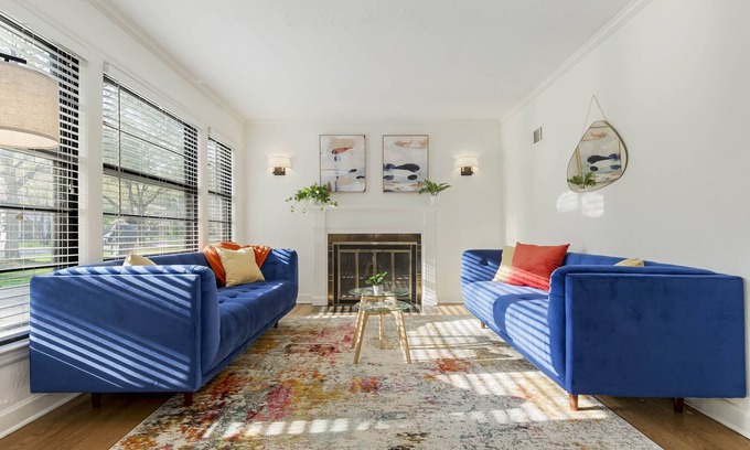 Overland Park House | Outdoor Movie - Photo Wall - Gym - Pool Table - 4BR 2BA