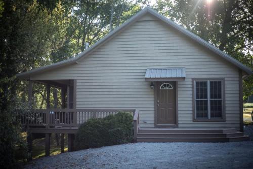 Carbondale House | Outstanding Cabin with Hot-tub in Carbondale, Illinois