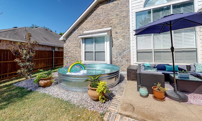 Rowlett House | Outstanding home near lakes & town with park-like backyard, grill & fast WiFi