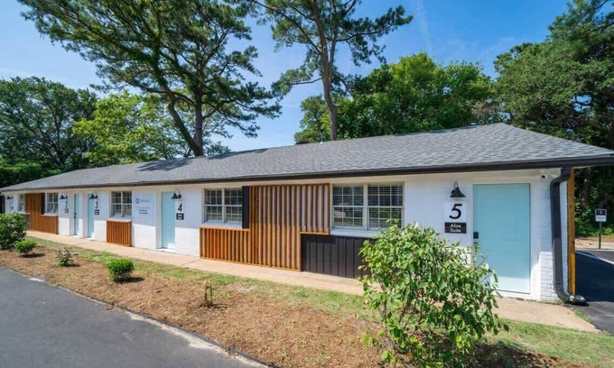 Norfolk - Virginia Beach Apartment | OV Mosaic - Coconut Suite