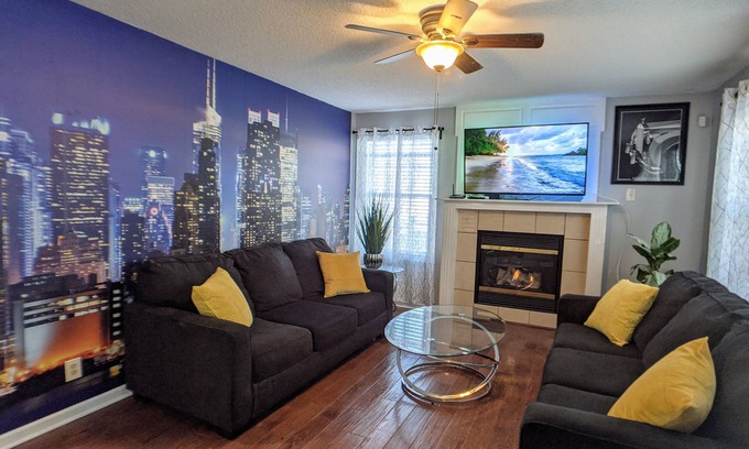 Overland Park House | Overland Park Downtown | Comfy, Clean & Safe house on Hardy