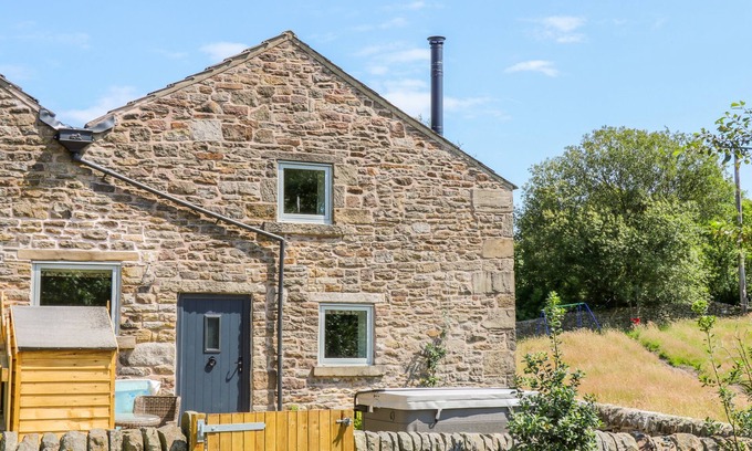 Little Hayfield Cottage | OVERLEA COWSHED, romantic, character holiday cottage in Hayfield