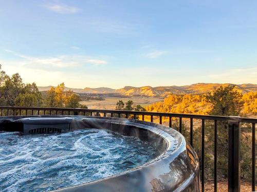 Orderville House | Overlook Cabin. Romantic Views Fire Pit/Hot Tub & Zion Adventure