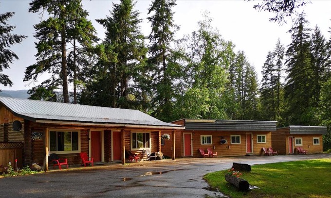 Clearwater Hotel | Overlook Inn & Cabins