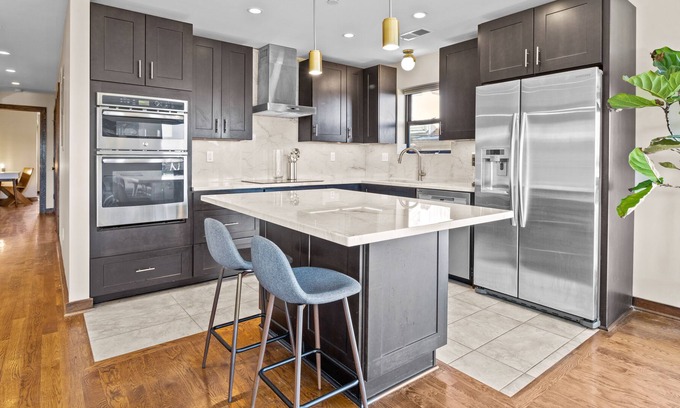 South Kansas City Apartment | Overlook Mini - Large 2bed/2.5 bath Walkable to UMKC & The Plaza
