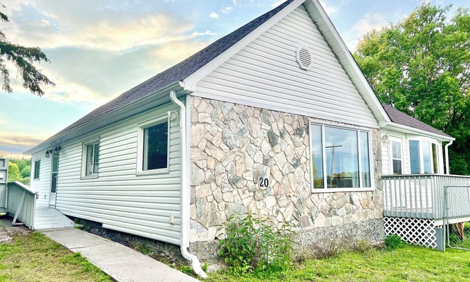 Kenora House | Overlooking Round Lake in City of Kenora