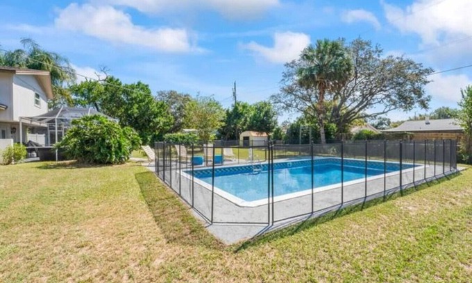 Brandon House | Oversized 4bed + Converted Bedroom, Pool + Hot Tub