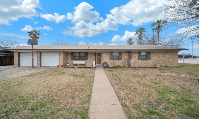 Jourdanton House | Oversized Space In Desirable Neighborhood.