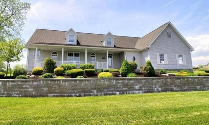 Auburn House | Owasco Lake House w/120ft private water front!
