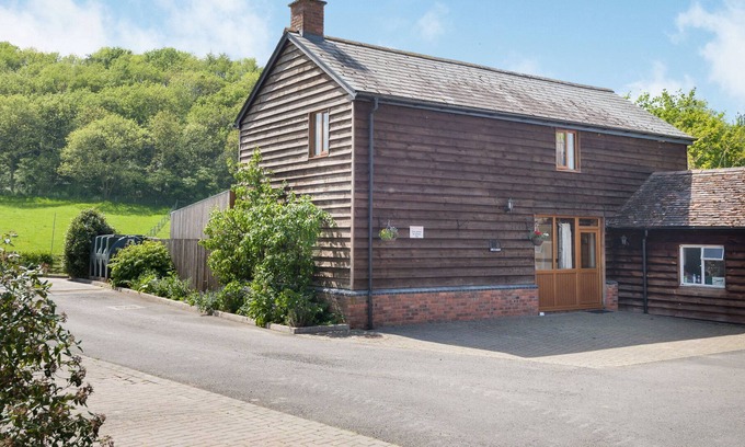 Woolhope Cottage | OWL BARN, pet friendly, with hot tub in Woolhope