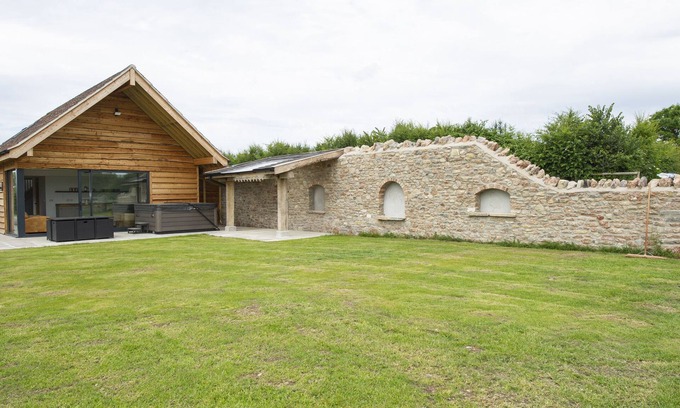 Wedmore Cottage | OWL LODGE, family friendly, with hot tub in Wedmore