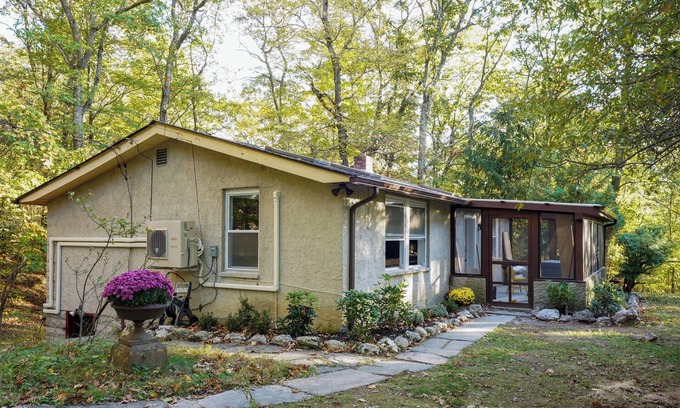 Town of Marlborough House | Owl's Nest: A Pet-Friendly Nature Lover's Getaway near Wineries & Hiking Trails