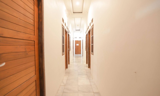 Kebon Kacang Hotel | OYO 150 Harmoni Residence