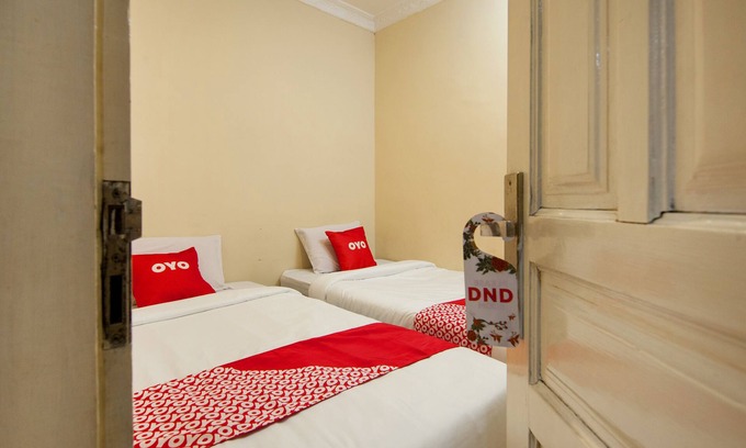 Parapat Hotel | OYO 2045 Hotel 211
