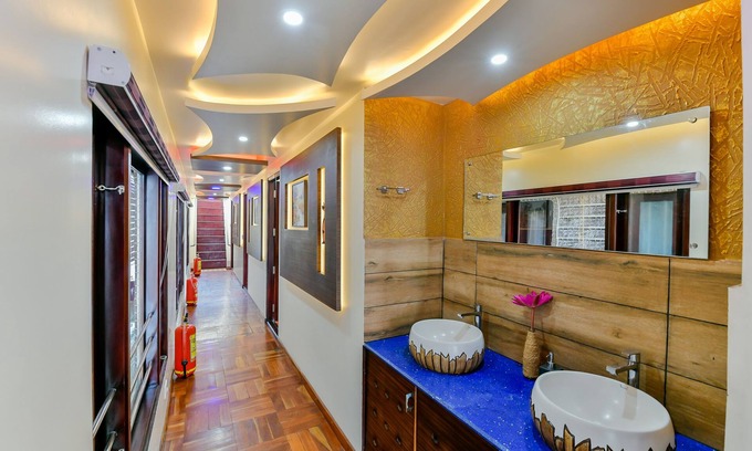 Ambalapuzha Boat Rental | OYO 23063 Luxury Meghavarsham 5BHK