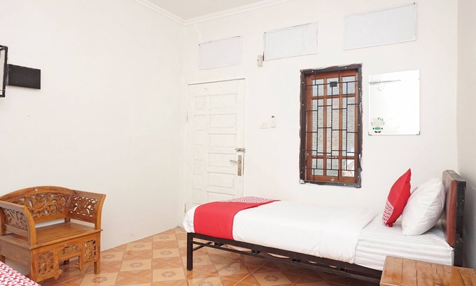 Babul Makmur Hotel | OYO 2410 Intan Hotel