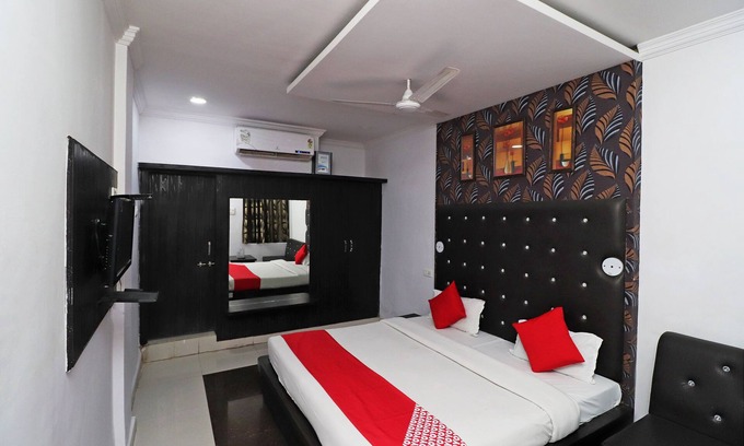 Marhi Hotel | OYO 43850 Hotel Mn Galaxy