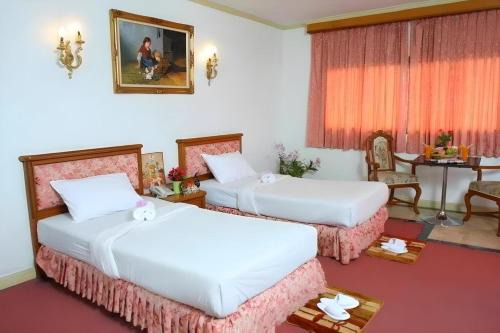 Bang Rak Phatthana Hotel | OYO 75466 -13 Coins Bang Yai Hotel