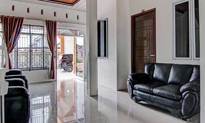 Pekanbaru Hotel | OYO 92081 Malora Homestay