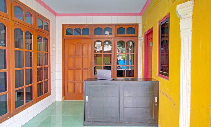 Kediri Hotel | OYO 92123 Chikam House Syariah