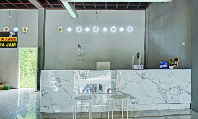 West Pesisir Hotel | OYO 92205 C-house