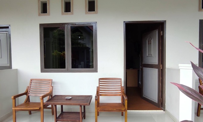 Enrekang Hotel | OYO 93051 Wisma Syariah Buloe Near Lapangan Abubakar Lambogo Batili Enrekang