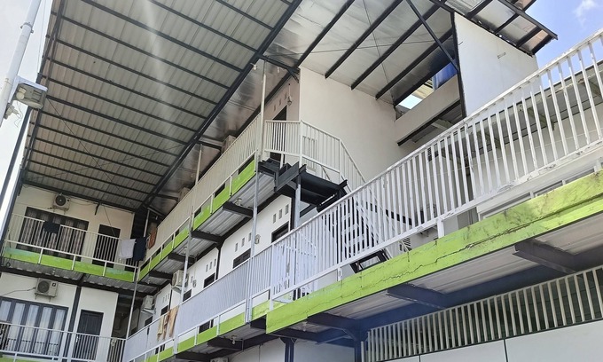 Sungguminasa Hotel | OYO 94250 Sunrise Garage Home