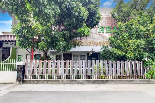 Padang Hotel | OYO 94691 Nelvi Guest House