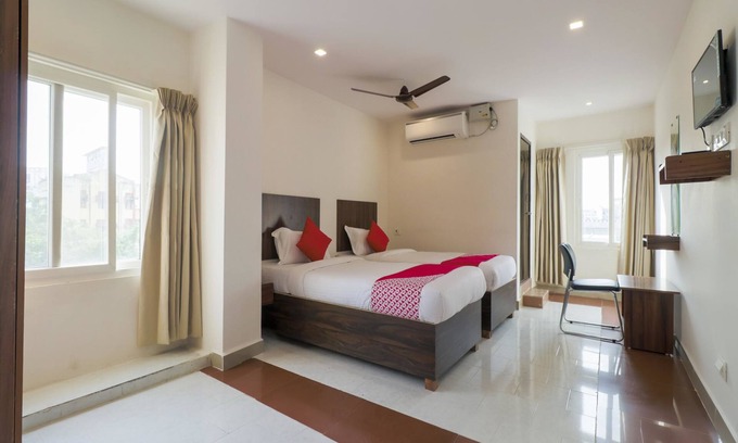 Benz Circle Hotel | OYO Flagship 16390 Chukkapalli Chambers