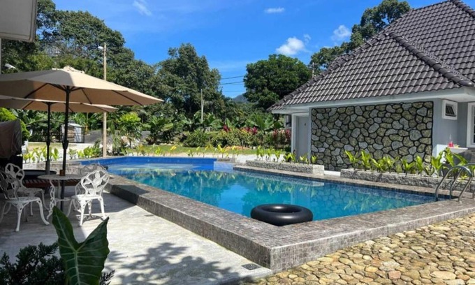 Kampung Mendok Hotel | OYO Home 90711 Roses Villa