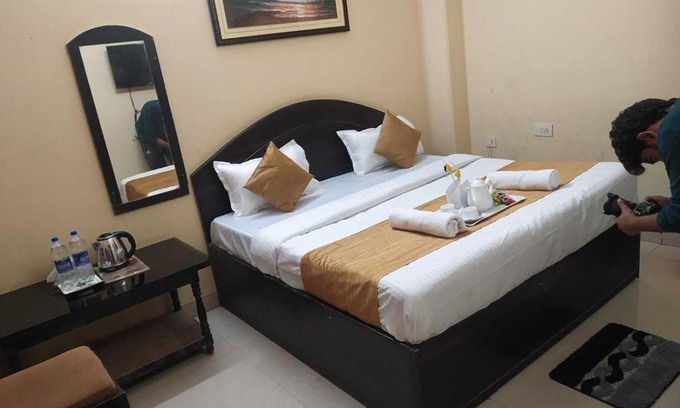 Auli Hotel | OYO Hotel Avadh Near Gautam Buddha Park