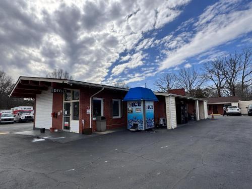 Ashland Hotel | OYO Palm Leaf Motel