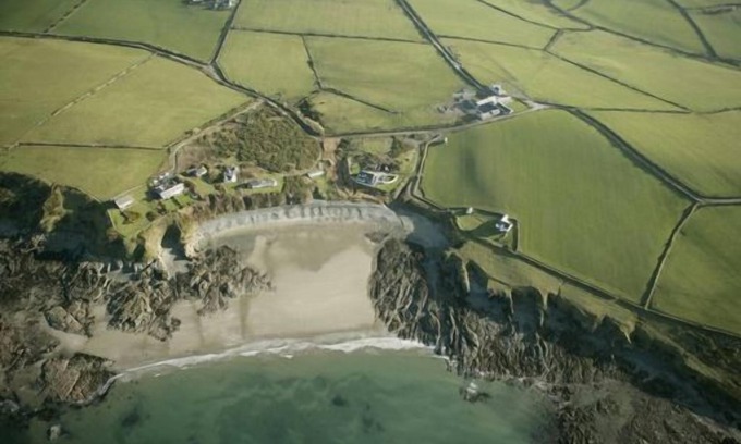 Llanfaethlu Apartment | Oyster Catcher - a ground floor bedroom that sleeps 6 guests in 3 bedrooms