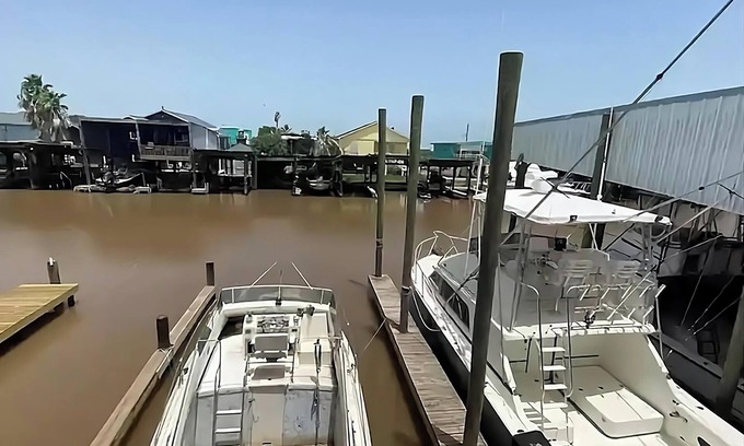 Freeport Cottage | Oyster Creek Fishing Getaway+On Canal+2BD1BA King