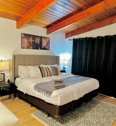 Jasper Place Apartment | P&N Suites - DELUXE KING ROOM- PARIS