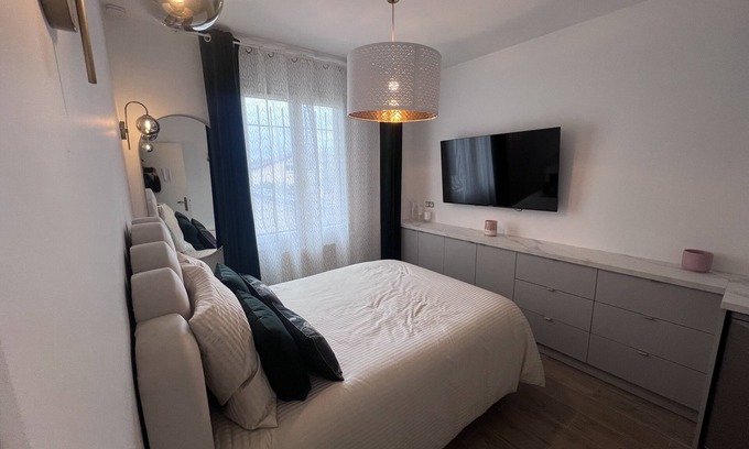 Les Pavillons-sous-Bois Apartment | P20 Suite 5 Etoiles - Sauna & Hammam d'exception, rela et détente absolue