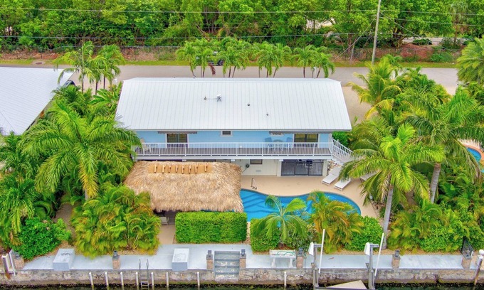 Marathon House | P61 - 2 Bed, 2 Bath with coastal chic vibe and private pool.