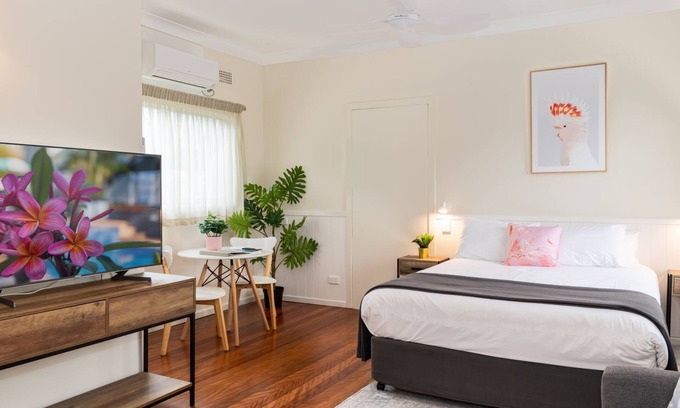 Forster House | Pacific Motel 03 - Free WiFi