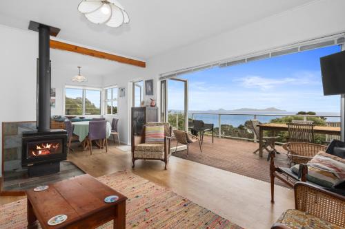 Langs Beach House | Pacific Views - Langs Beach Holiday Home