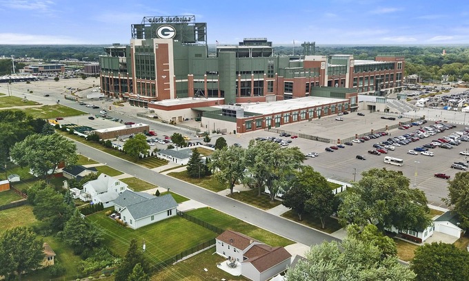 Ashwaubenon House | Pack Shack 3 in the shadows of Lambeau Field nnINQUIRE ABOUT NFL DRAFT PARKING!