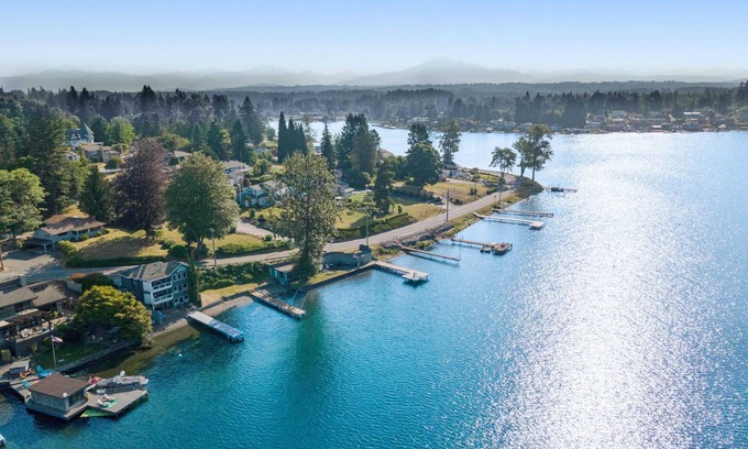 Lake Stevens House | Paddle Boards | Private Dock | Sleeps 7
