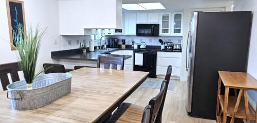 Page Apartment | Paddleboards, Air Hockey, Grill, Fire Pit, WD, Brkfst, Sleeps 10, upper