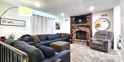 Page House | Paddleboards, Grill, Fire Pit, Air Hockey, WD, Brkfst, Sleeps 14