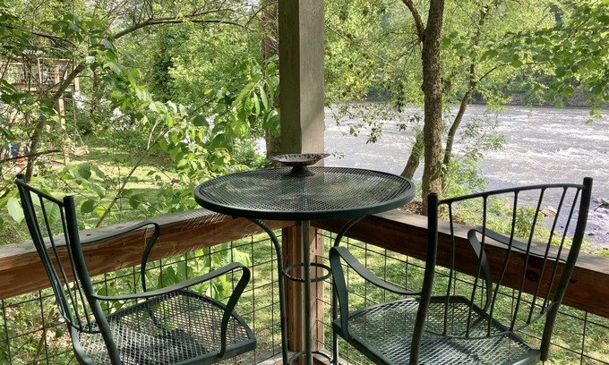 Alexander Cottage | Paddlers Paradise Cottage-Glamping on the River!
