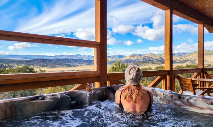 Orderville House | Painted Cliffs-Hot Tub, Amazing Views Between Zion and Bryce
