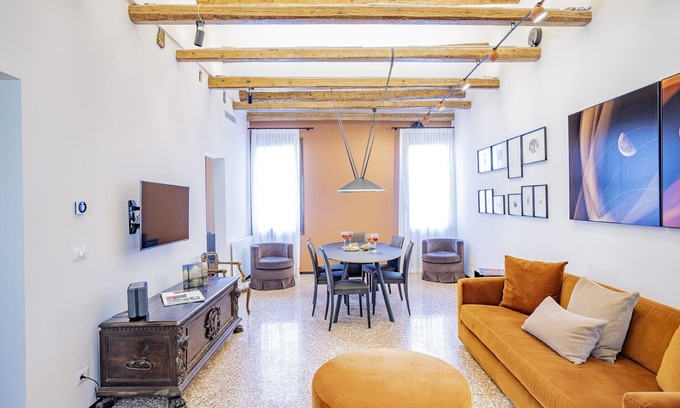 San Polo Apartment | Palazzetto San Stin Renewed in 2024