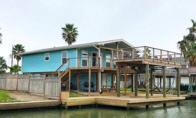 Jamaica Beach House | Palm Breeze Canal Home with Kayaks & Bicycles - Sleeps 6 STR25-000199